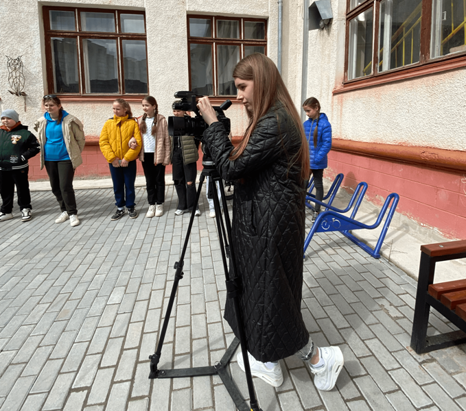 Студентка Руслана Адамович готує відеоматеріал про подію